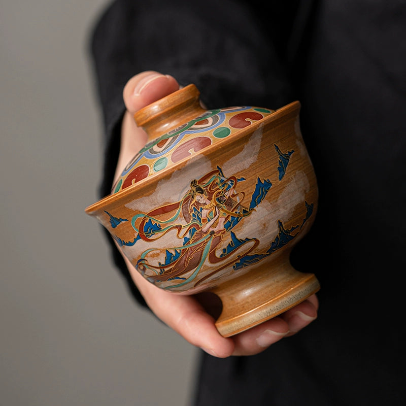A hand holding a pipa Gaiwan